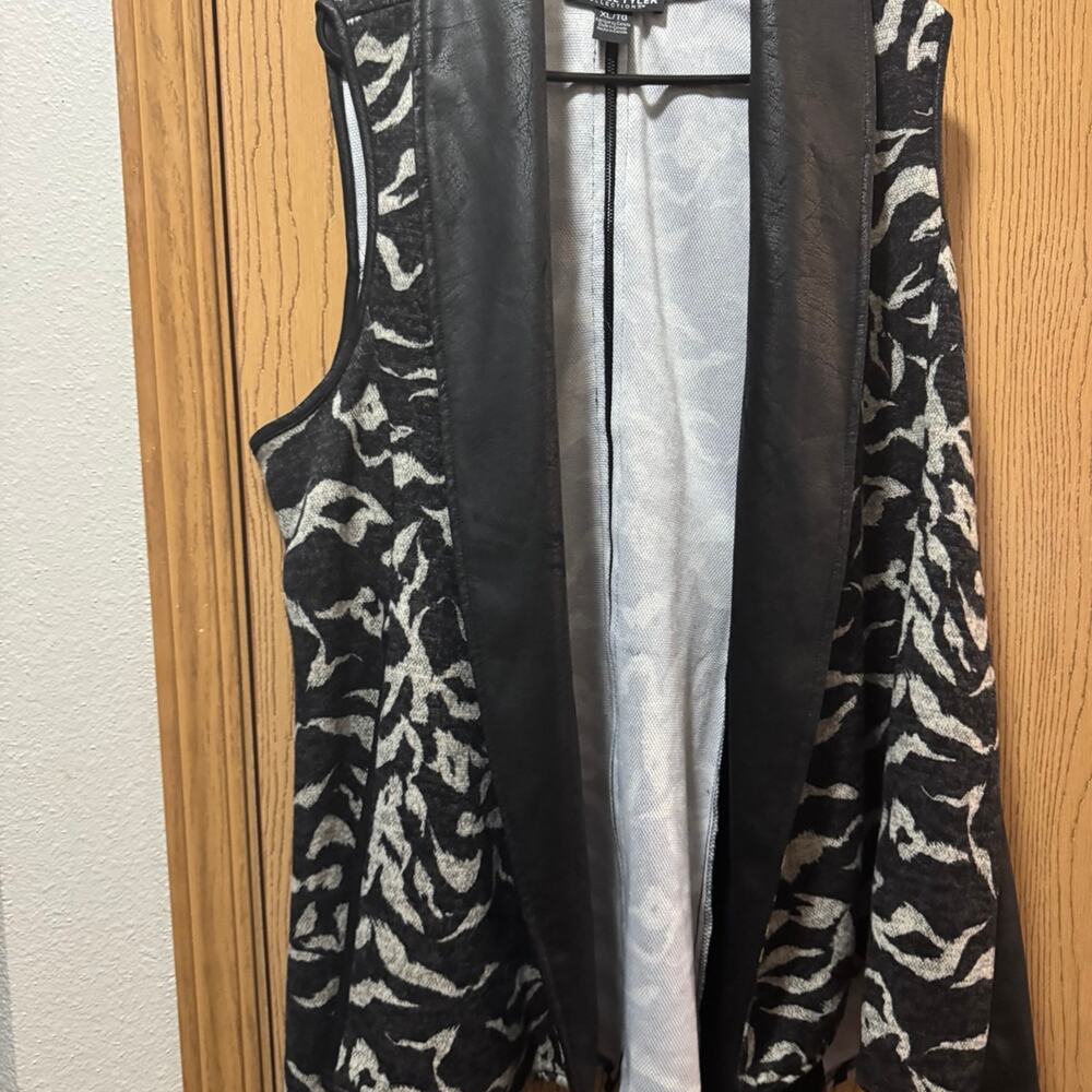 Michael Taylor Vest size XL NWOT